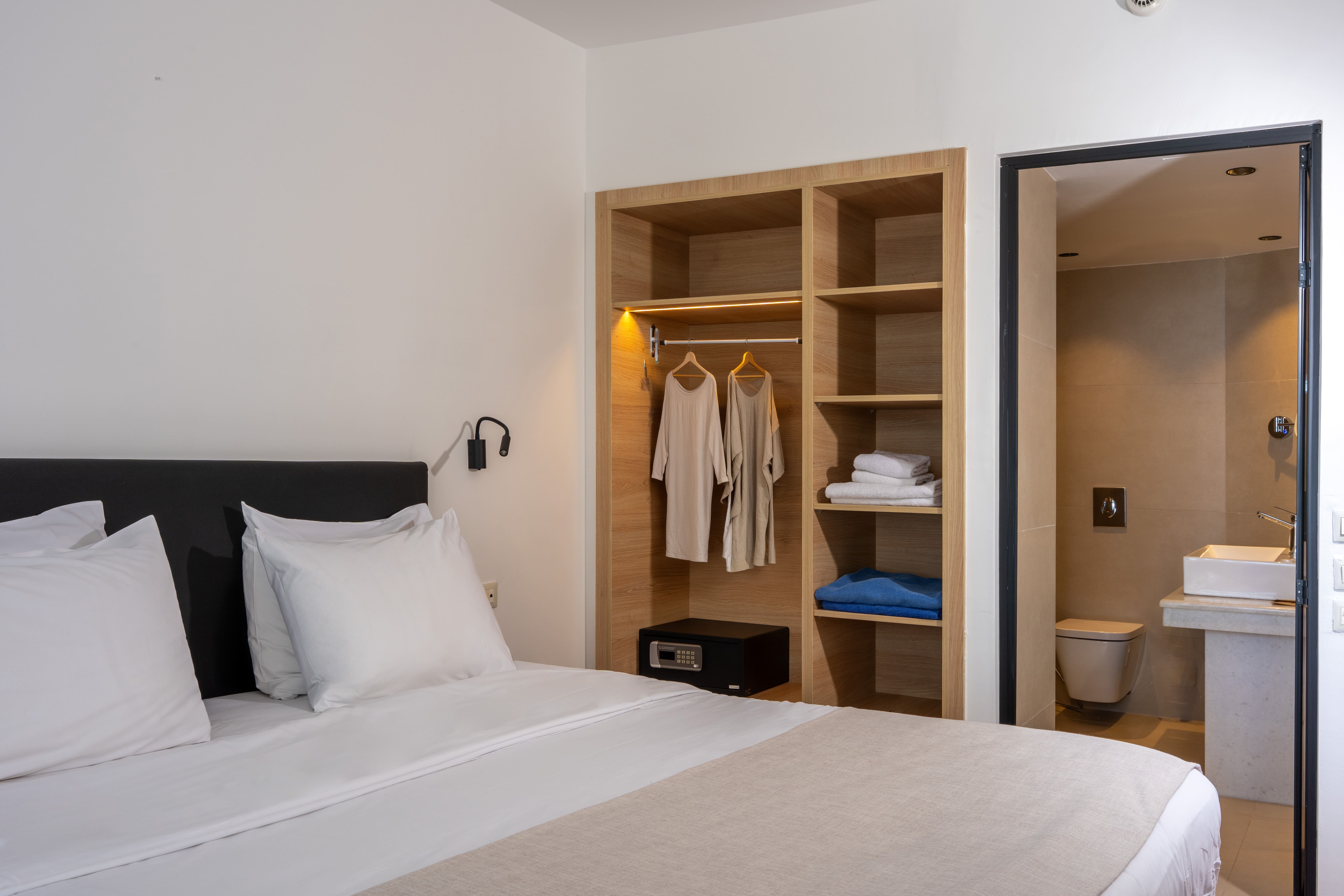 Room 206 Deluxe Front SV - Bee Digital - 3.jpg