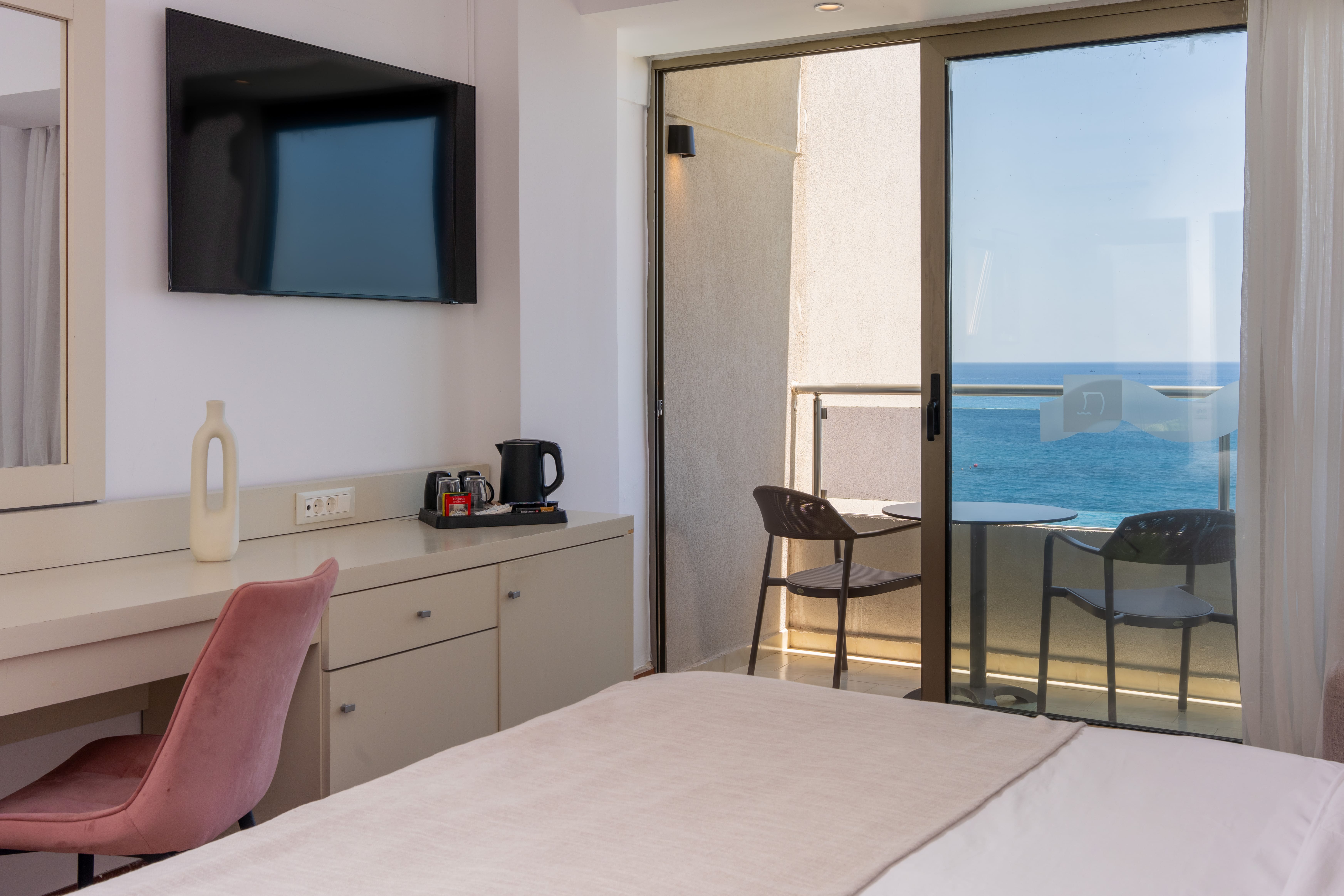 Room 206 Deluxe Front SV - Bee Digital - 5.jpg
