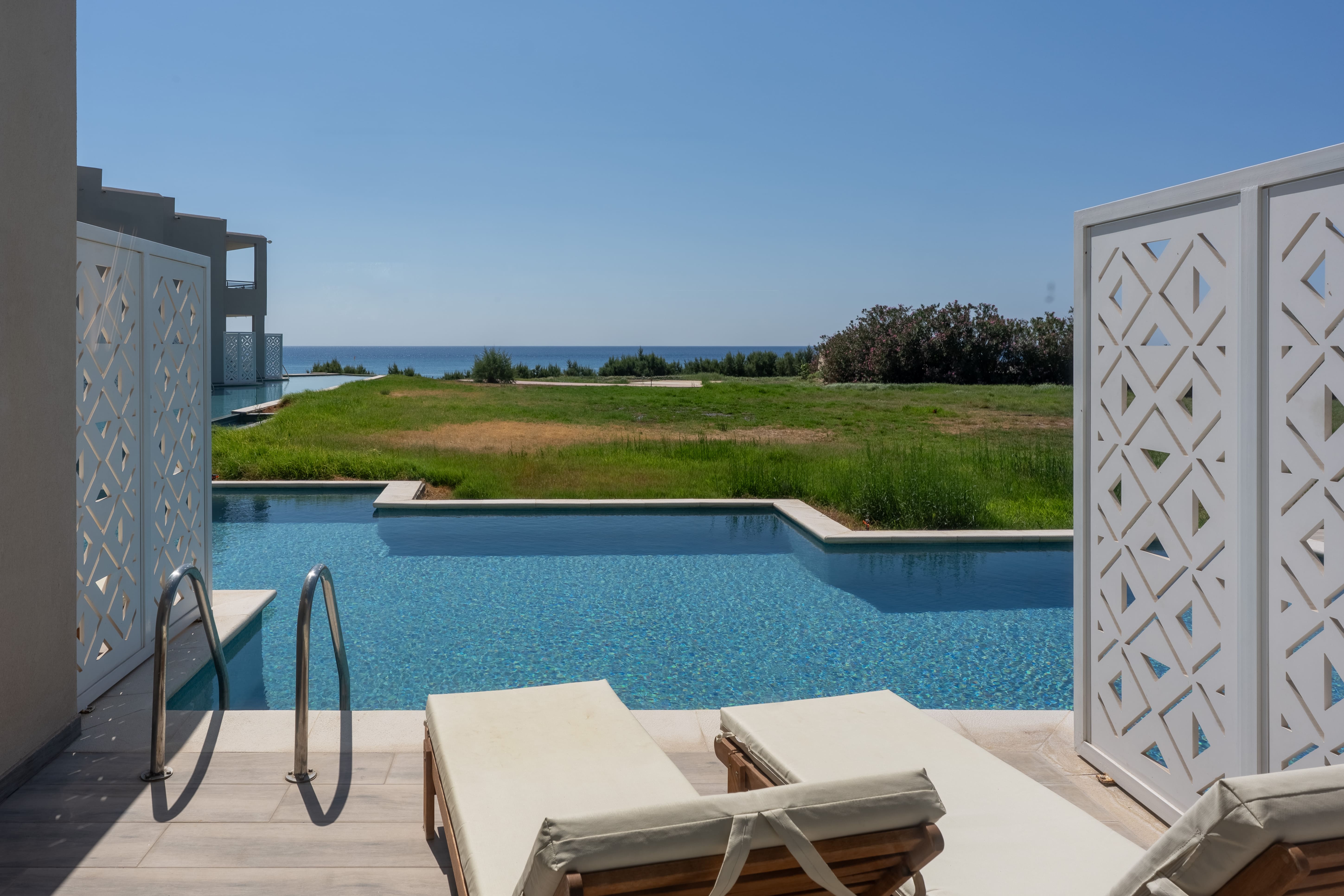 Room 153 Swim Up Sea View - Bee Digital - 5.jpg