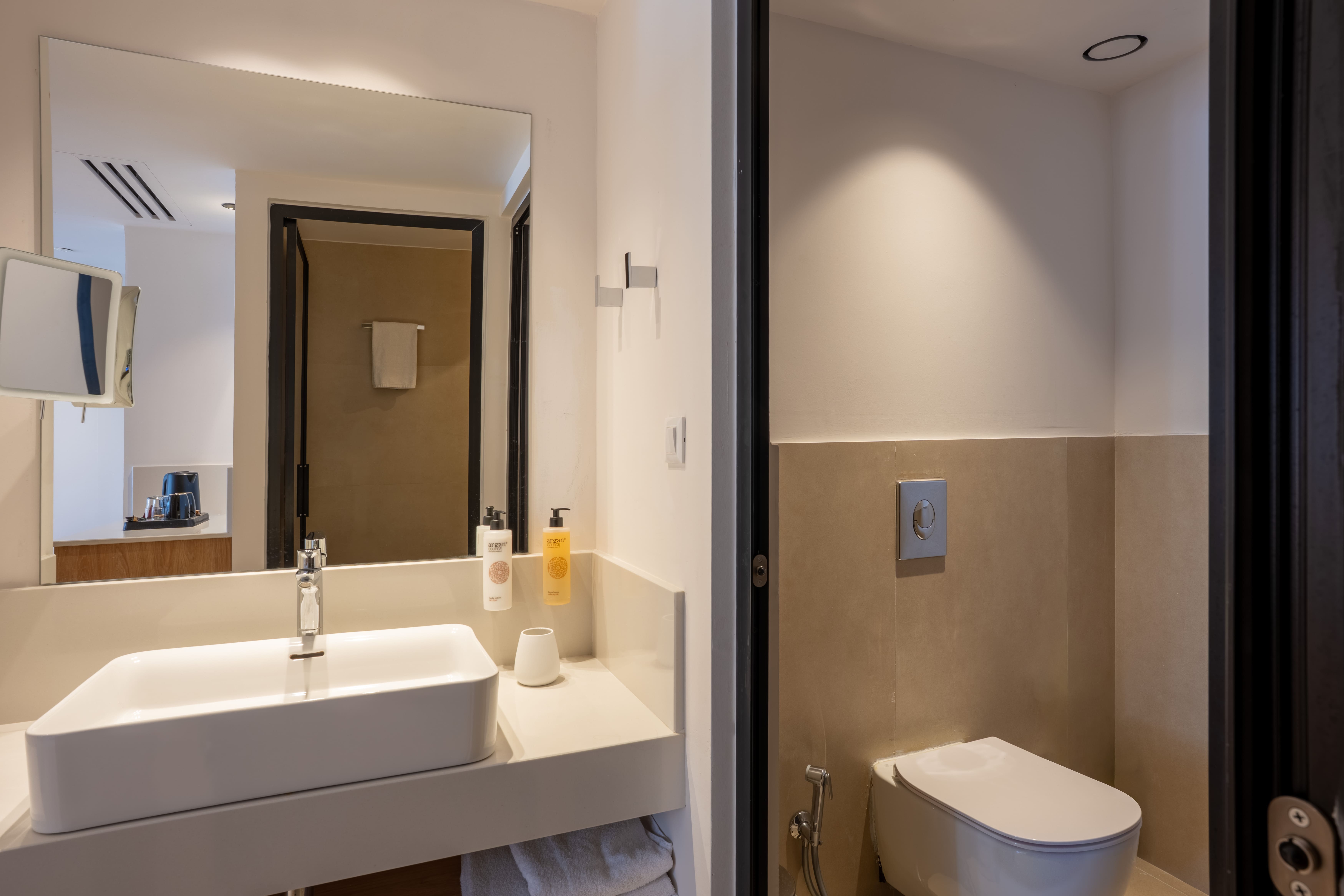 Room 339 Lifestyle JS  - Bee Digital - 2.jpg