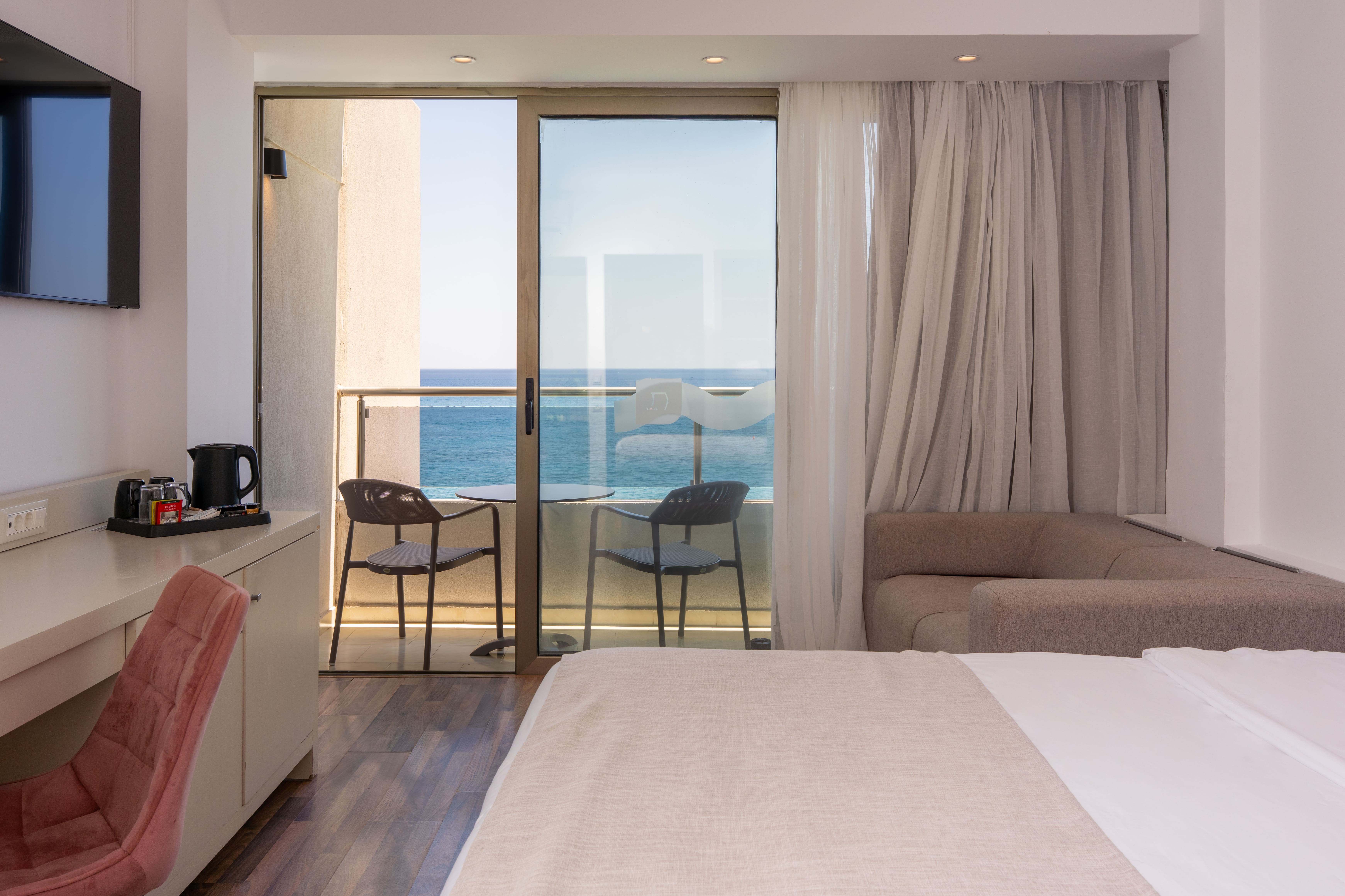 Room 206 Deluxe Front SV - Bee Digital - 4.jpg