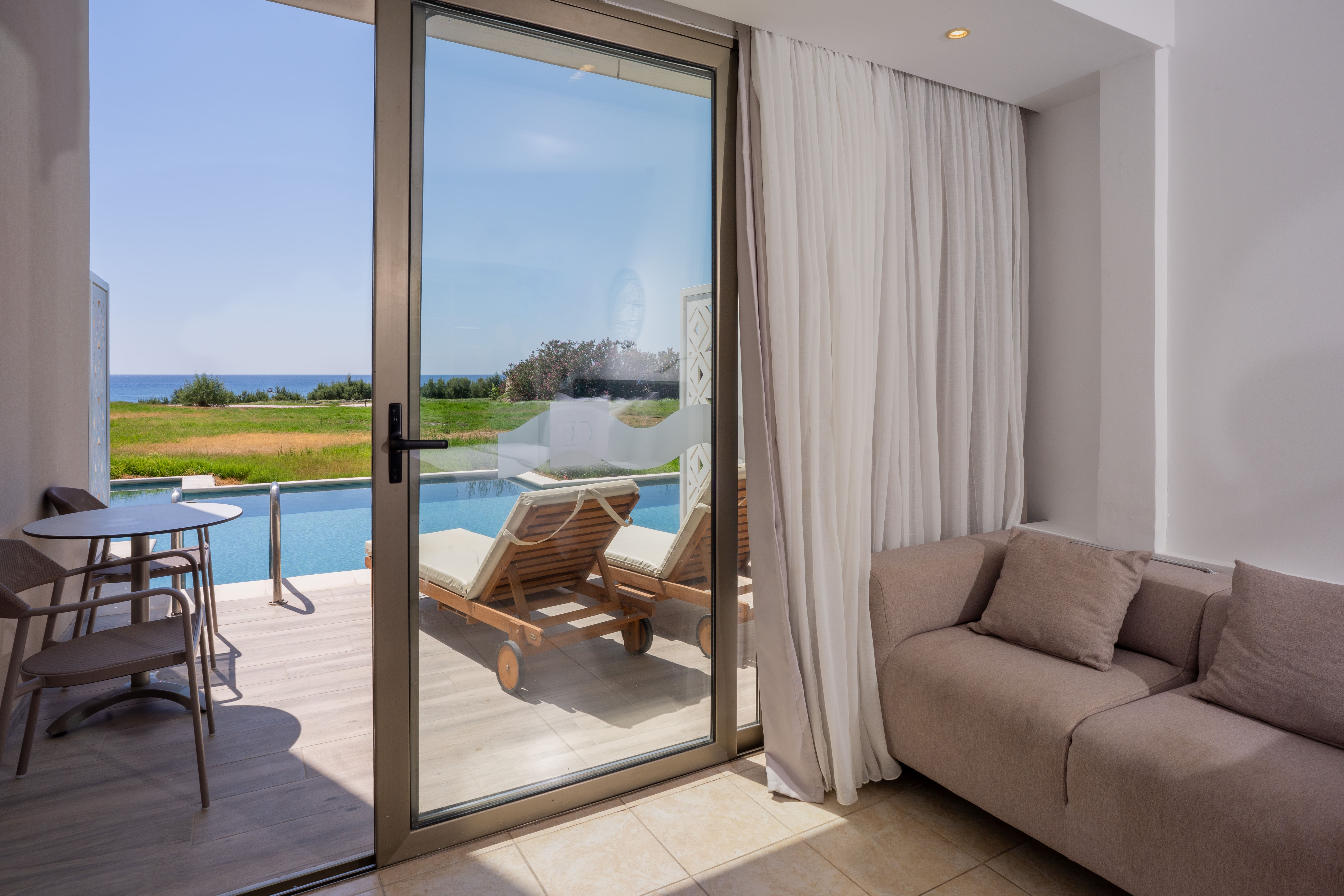 Room 153 Swim Up Sea View - Bee Digital - 6.jpg